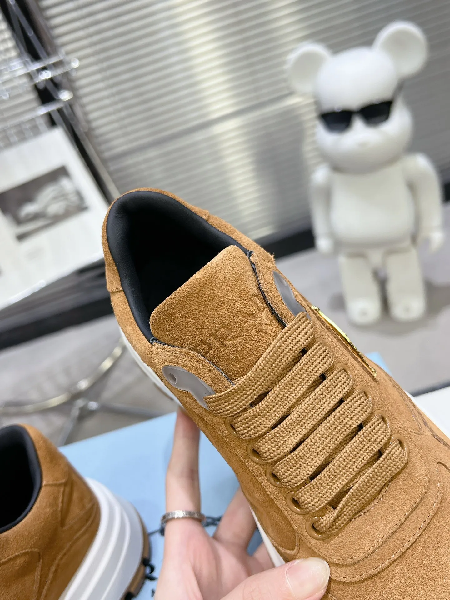 👟👟Ex-factory price 580👟👟 PRADA ²⁰²4 𝐬𝐬Prada’s new product comes with strength! ❣️Many Internet celebrities have the same style, fashionable and versatile nice items, original shoes are developed and purchased from Italian counters, and are reproduced 1:1 according to the original taste. This year’s theme is not to be defined, embodying texture through simplicity💛From thick-soled sneakers to zigzag short boots to 2024 flat shoes, everything reveals a sure-fire momentum...combining gentleness and handsomeness, the finishing touch for women❤️ The top-grade open-edge beaded cowhide with imported cowhide triangle logo is consistent with the original version, the wear-resistant and ultra-light two-color outsole, and the sheepskin lining are breathable and comfortable. ⚛Size: Women's 34-40 ⚛Size: Men's 39-45 Original packaging accessories. ⚛